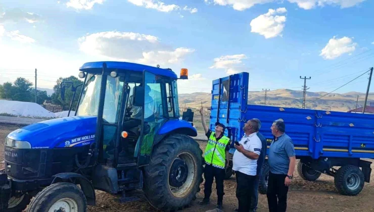 Ağrı’da traktör sürücülerine bilgilendirme eğitimi verildi