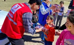 Kızılay Diyadin Gönüllüleri Köy Çocuklarını Eğlendiriyor