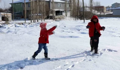 Diyadin’de Çocuklar Kar Yağışında Kartopu Oynuyor